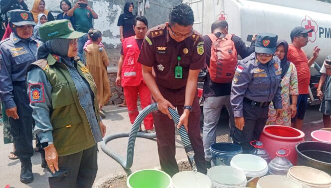 
					Kemarau Panjang, Kejari Brebes dan ASLINMAS Salurkan 50 Ribu Liter Air Bersih ke Warga Taraban Paguyangan