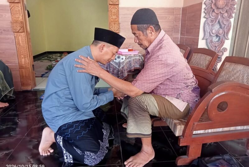 Parsunto sungkem kepada orangtuanya sebelum mengembalikan berkas pendaftaran Pilkades Nyatnyono. (Foto: Mualim)