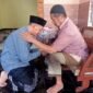 Parsunto sungkem kepada orangtuanya sebelum mengembalikan berkas pendaftaran Pilkades Nyatnyono. (Foto: Mualim)