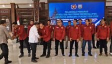 Bupati Ngesti Nugraha bersama Forkopimda memberikan ucapan selamat kepada 14 pengurus PWI usai dilantik di pendopo Bupati Semarang, Rabu 14 Oktober 2026 lalu. (Foto: Mualim)