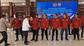 Bupati Ngesti Nugraha bersama Forkopimda memberikan ucapan selamat kepada 14 pengurus PWI usai dilantik di pendopo Bupati Semarang, Rabu 14 Oktober 2026 lalu. (Foto: Mualim)