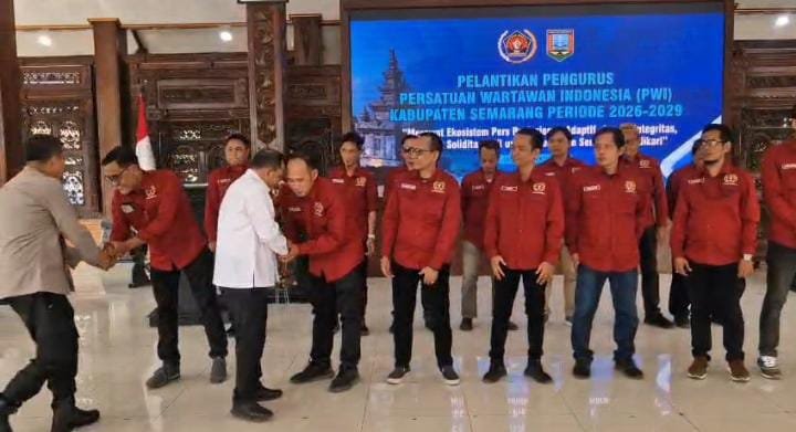 Bupati Ngesti Nugraha bersama Forkopimda memberikan ucapan selamat kepada 14 pengurus PWI usai dilantik di pendopo Bupati Semarang, Rabu 14 Oktober 2026 lalu. (Foto: Mualim)