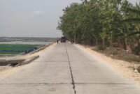 Ruas jalan penghubung vital Klambu - Terkesi sepanjang 1.170 meter dengan lebar 4,5 meter yang dulu rusak parah kini mulus dibangun CV Janur Kuning