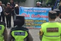 Sejumlah massa yang tergabung dalam Barisan Masyarakat melakukan aksi menolak rencana Geothermal Gunung Ungaran dan Telomoyo. (Foto: Diskominfo Kab Semarang)