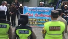 Sejumlah massa yang tergabung dalam Barisan Masyarakat melakukan aksi menolak rencana Geothermal Gunung Ungaran dan Telomoyo. (Foto: Diskominfo Kab Semarang)