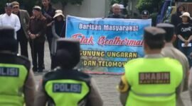 Sejumlah massa yang tergabung dalam Barisan Masyarakat melakukan aksi menolak rencana Geothermal Gunung Ungaran dan Telomoyo. (Foto: Diskominfo Kab Semarang)