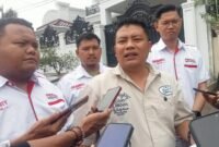 Bangkit Mahanantiyo (tengah) dari Solidarity Law Office saat memberikan keterangan kepada wartawan di kawasan Puri Anjasmoro, Kota Semarang, Selasa (27/10/2026). Foto: Tim Kabarjateng.id