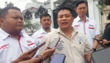 Bangkit Mahanantiyo (tengah) dari Solidarity Law Office saat memberikan keterangan kepada wartawan di kawasan Puri Anjasmoro, Kota Semarang, Selasa (27/10/2026). Foto: Tim Kabarjateng.id