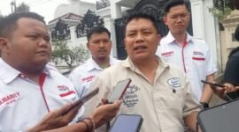 Bangkit Mahanantiyo (tengah) dari Solidarity Law Office saat memberikan keterangan kepada wartawan di kawasan Puri Anjasmoro, Kota Semarang, Selasa (27/10/2026). Foto: Tim Kabarjateng.id