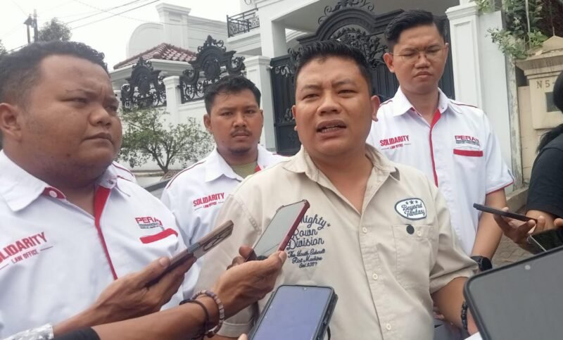 Bangkit Mahanantiyo (tengah) dari Solidarity Law Office saat memberikan keterangan kepada wartawan di kawasan Puri Anjasmoro, Kota Semarang, Selasa (27/10/2026). Foto: Tim Kabarjateng.id