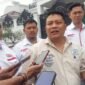 Bangkit Mahanantiyo (tengah) dari Solidarity Law Office saat memberikan keterangan kepada wartawan di kawasan Puri Anjasmoro, Kota Semarang, Selasa (27/10/2026). Foto: Tim Kabarjateng.id