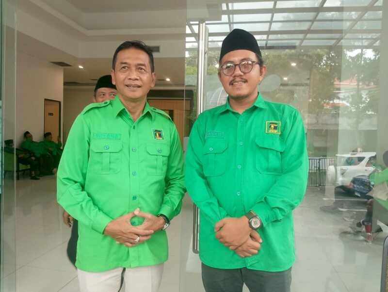 Ketua DPW PPP Jateng, Suyono dan Ketua DPC PPP Kota Semarang, dr. Muhammad Hayyi Wildani di sela kegiatan Musancab PPP di Astina Ballroom Hotel Grasia, Sabtu (31/10/2026) siang. Foto: Rifqi